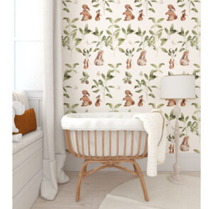 Decoración de habitación de bebé con papel pintado de conejitos en la hierba