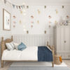 Decoración de una habitación infantil con papel pintado de perritos