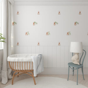 Decoración de una habitación de bebé con papel pintado de conejitos y arrimadero