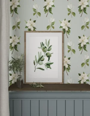 Decoración de pared con papel pintado de magnolias y un póster de un olivo