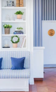 Papel pintado a rayas azul marino