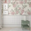 Papel pintado de flores y cuadros para la habitación de una niña