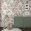 Papel pintado para habitación de niña con peonías en tonos de rosa, salvia y beige