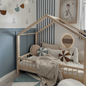 Aranżacja małego pokoiku- jak łączyć sztukaterię z boazerią