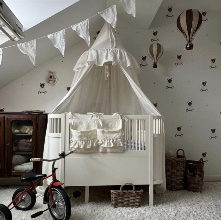 Tapeta w pokoju niemowlaka z misiami