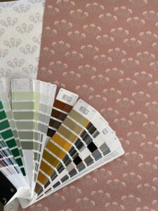 Jak dobrać kolor farby do wnętrza. Tapeta na krzywe ściany