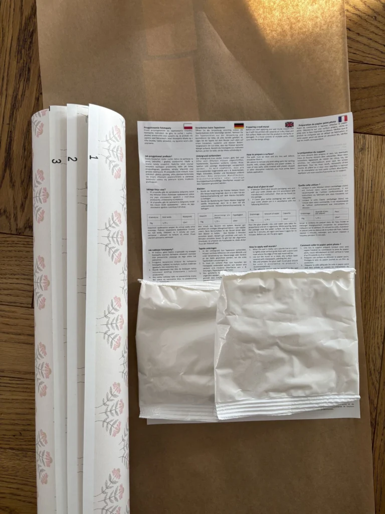 Tapeta na wymiar ściany pocięta na równe bryty z klejem i instrukcją obsługi